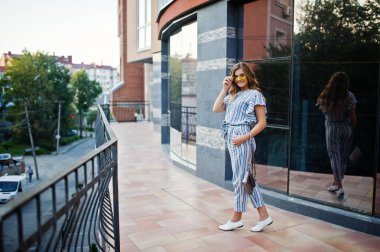 Çizgili genel ve siz giymiş mükemmel bir genç kadın portresi