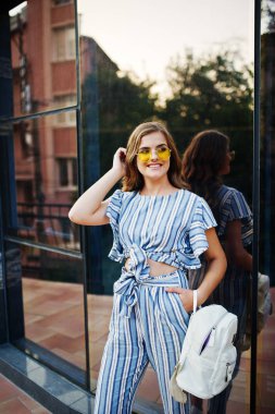 Güzel genç bir kadın çizgili genel ve sarı portresi