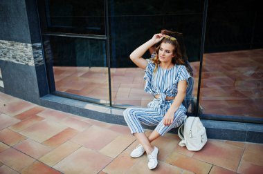 Çizgili genel ve sungla muhteşem bir genç kadın portresi