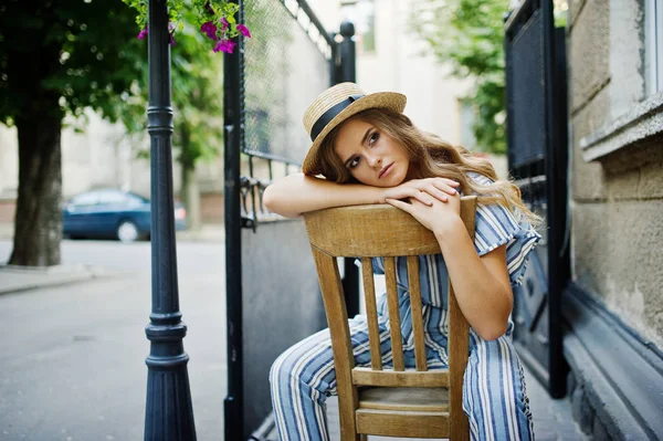 Portrait d'une jeune femme fabuleuse dans l'ensemble rayé et chapeau si — Photo