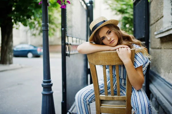 全体的にストライプと帽子 si で素敵な若い女性の肖像画 — ストック写真