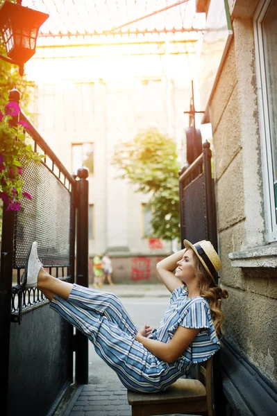 Retrato de una fabulosa joven en general rayado y sombrero si —  Fotos de Stock