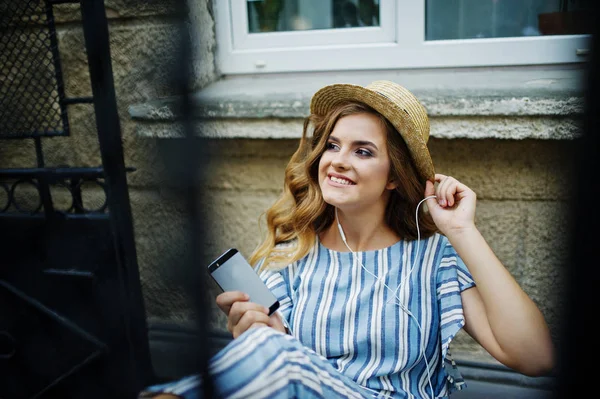 Porträtt av en vacker modell i randig övergripande sitter på c — Stockfoto