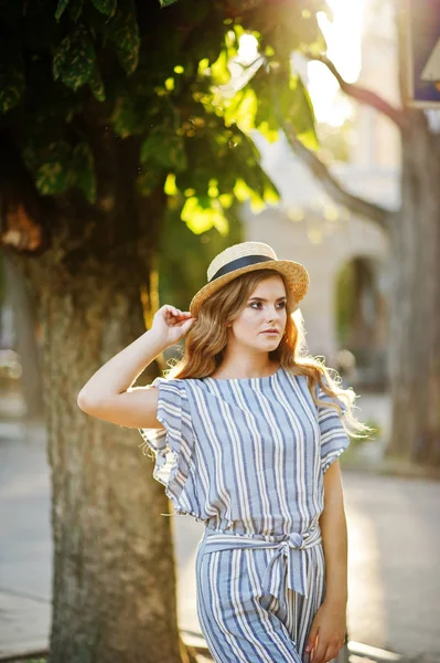 Retrato de una joven muy atractiva en posición general a rayas — Foto de Stock