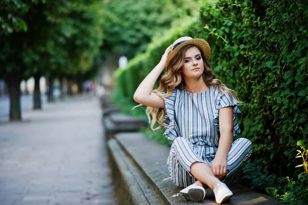 Retrato de una mujer joven impresionante en general a rayas sentado en — Foto de Stock