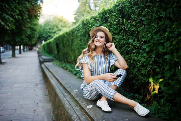 Çizgili genel defada çarpıcı bir genç kadının portresi