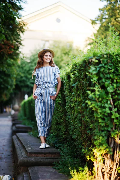 Çizgili genel üzerinde yürüme muhteşem bir genç kadının portresi