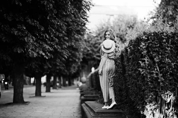 ストライプ全体歩行素敵な若い女性の肖像画 — ストック写真