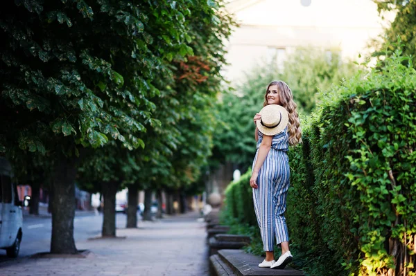 Retrato de uma jovem mulher fabulosa em listrado caminhando em geral — Fotografia de Stock