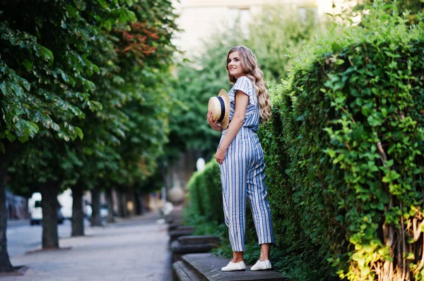 Retrato de una fabulosa joven en general a rayas caminando sobre —  Fotos de Stock