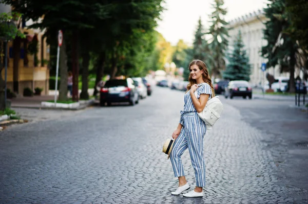 Portret piękny model w paski ogólnej pozowanie z kapeluszem — Zdjęcie stockowe