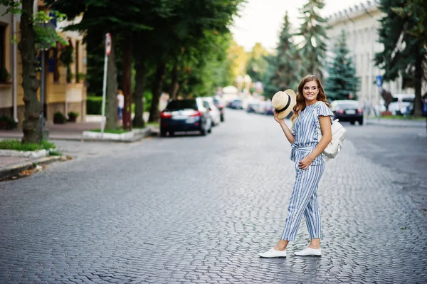 Çizgili genel şapkasıyla poz içinde güzel bir model portresi