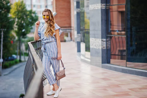 Porträt einer perfekten jungen Frau in gestreiftem Overall und ihr — Stockfoto