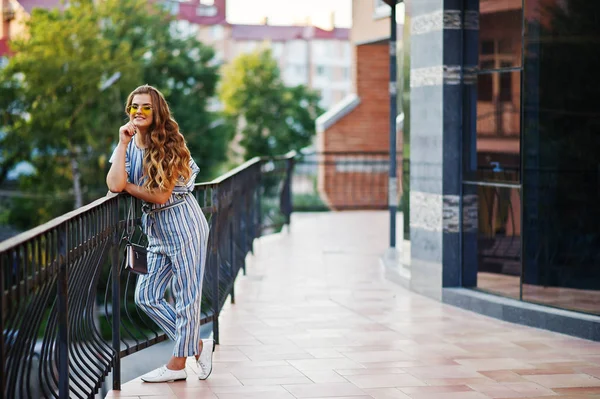 Çizgili genel ve siz giymiş mükemmel bir genç kadın portresi