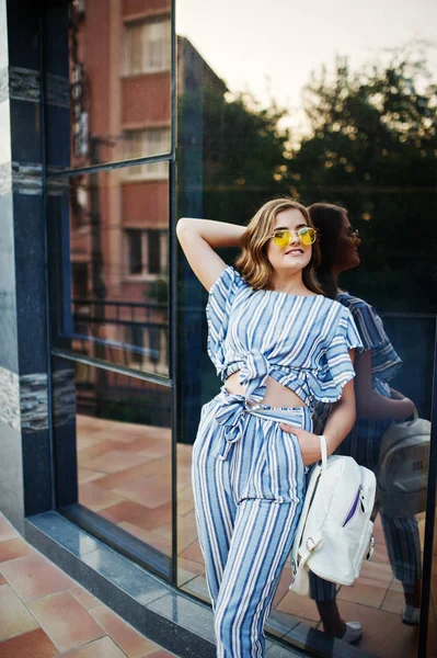 Portrait d'une magnifique jeune femme dans l'ensemble rayé et jaune — Photo