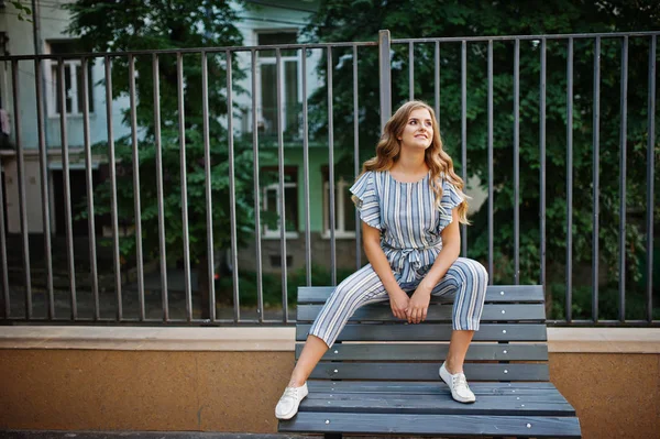 Muhteşem genç çekici modelini çizgili genel oturan bir 