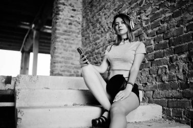 Kız abadoned factoty ile büyük kulaklıklar ile şort giymek