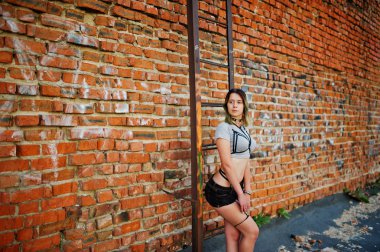 Kız giymek şort ve çatı, siyah erotik fetiş iç çamaşırı.