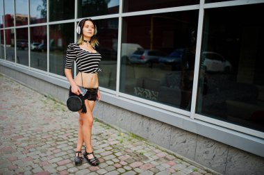 Kız giymek şort büyük pencereler bu karşı büyük kulaklıklar ile