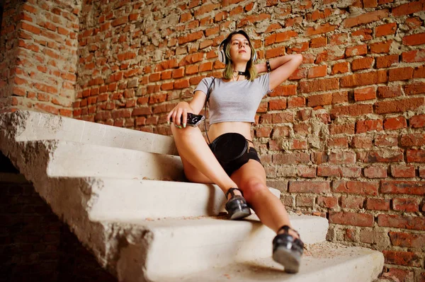 Kız abadoned factoty ile büyük kulaklıklar ile şort giymek