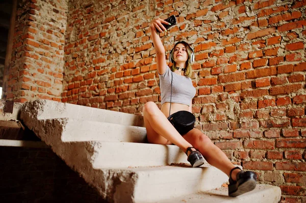 Kız giyim şort büyük kulaklıklar ile yapmak selfie abadoned 