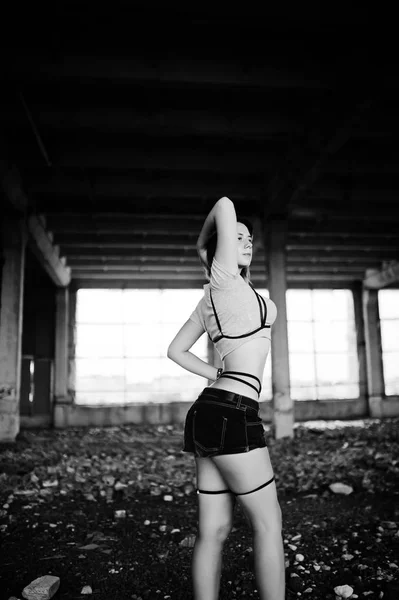 Menina desgaste no shorts e preto erótico fetiche cueca no abadone — Fotografia de Stock