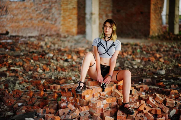 Kız giyim şort ve siyah erotik fetiş iç çamaşırı silah ile bir