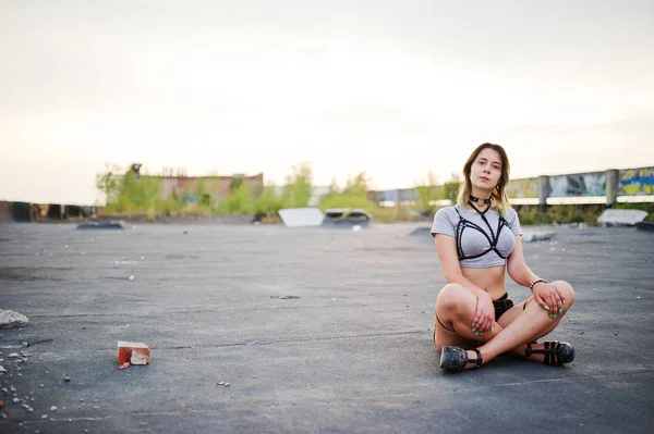 Kız giymek şort ve çatı, siyah erotik fetiş iç çamaşırı.