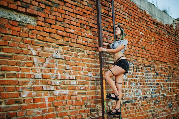 Flicka bära på shorts och svarta erotiska fetish underkläder på taket. — Stockfoto