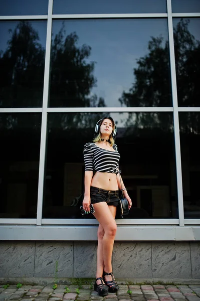 Kız giymek şort büyük pencereler bu karşı büyük kulaklıklar ile