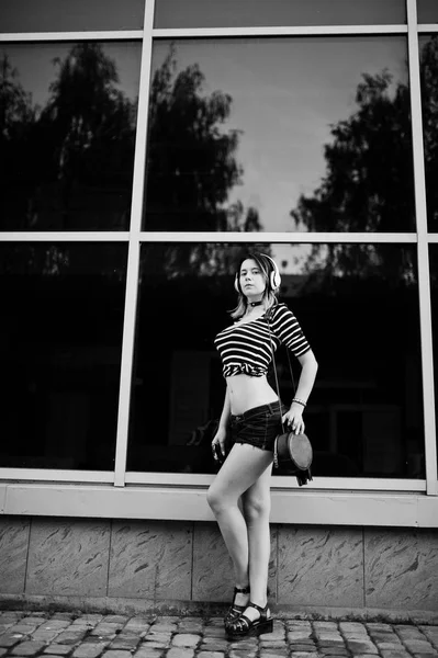 Kız giymek şort büyük pencereler bu karşı büyük kulaklıklar ile