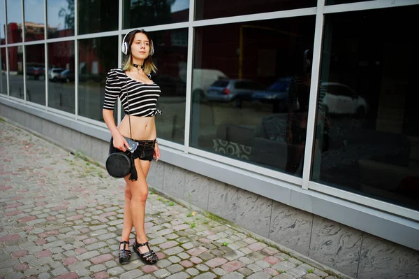 Kız giymek şort büyük pencereler bu karşı büyük kulaklıklar ile