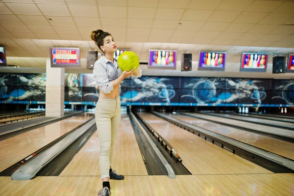 Mädchen mit Bowlingball auf Kegelbahn im Bowlingclub. — Stockfoto