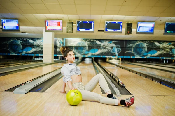 Fille avec boule de bowling sur ruelle joué au club de bowling . — Photo