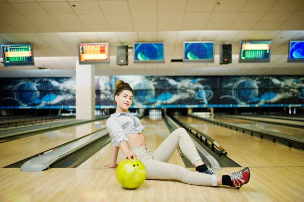 Bowling club adlı kız sokak bowling topu ile oynadı. 