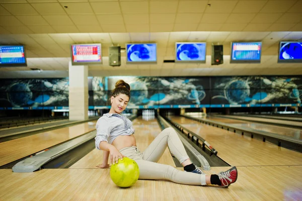 Bowling club adlı kız sokak bowling topu ile oynadı. — Stok fotoğraf