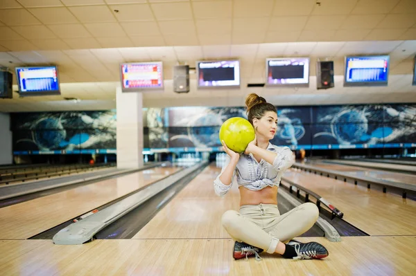 Mädchen mit Bowlingball auf Kegelbahn im Bowlingclub. — Stockfoto