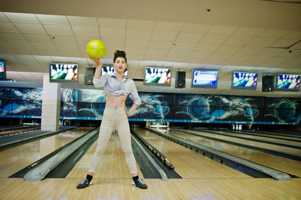 Bowling club adlı kız sokak bowling topu ile oynadı. 