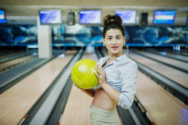 Mädchen mit Bowlingball auf Kegelbahn im Bowlingclub. — Stockfoto