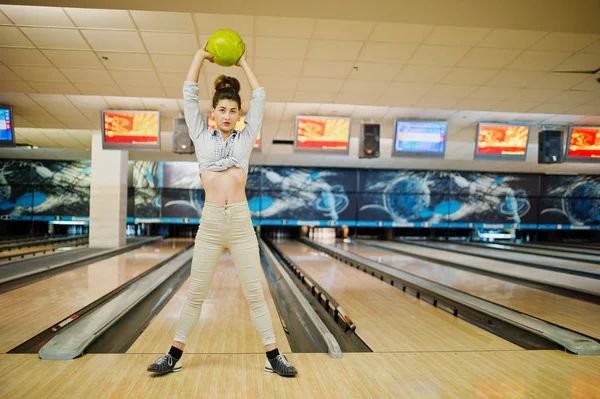 Bowling club adlı kız sokak bowling topu ile oynadı. 