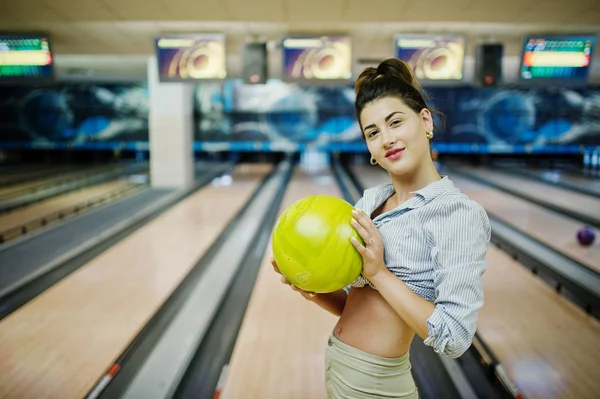 Mädchen mit Bowlingball auf Kegelbahn im Bowlingclub. — Stockfoto