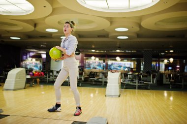 Bowling club adlı kız sokak bowling topu ile oynadı. 