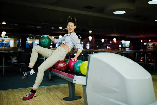 Девушка с шаром для боулинга играла в боулинг-клубе . — стоковое фото