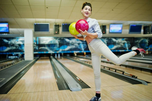 Mädchen mit Bowlingball auf Kegelbahn im Bowlingclub. — Stockfoto