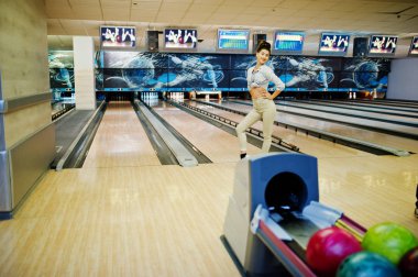 Bowling club adlı kız sokak bowling topu ile oynadı. 