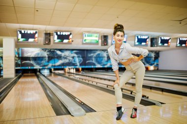 Bowling club adlı kız sokak bowling topu ile oynadı. 