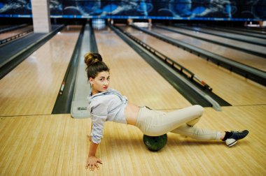 Bowling club adlı kız sokak bowling topu ile oynadı. 