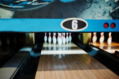 Bowling Club on Pins yakın çekim.