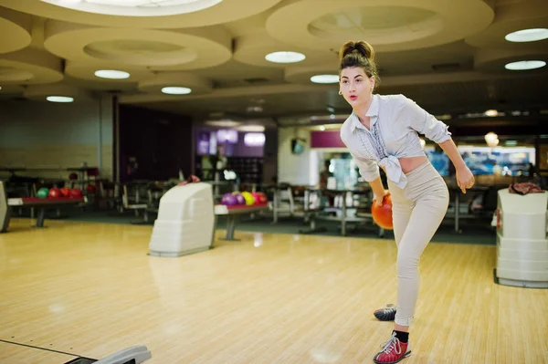 Bowling club adlı kız sokak bowling topu ile oynadı. 