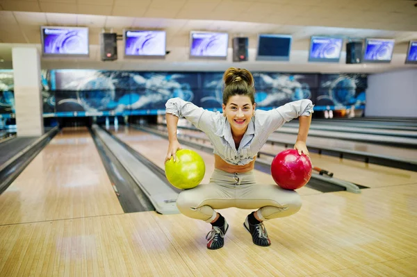 Bowling club adlı kız sokak bowling topu ile oynadı. 